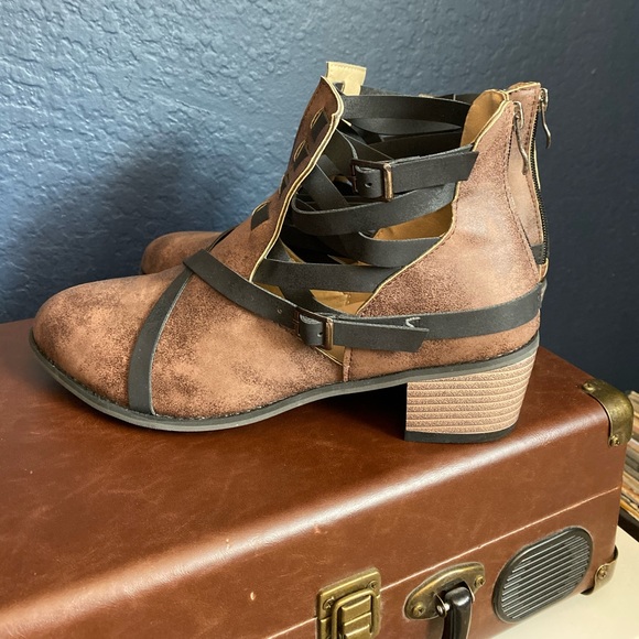 •Brown and Brown Faux Leather Heeled Boots• - Picture 2 of 3